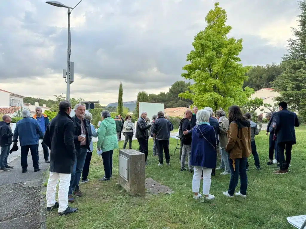 Beaucoup de personnes à la réunion de quartier Lotissement Sainte-Victoire