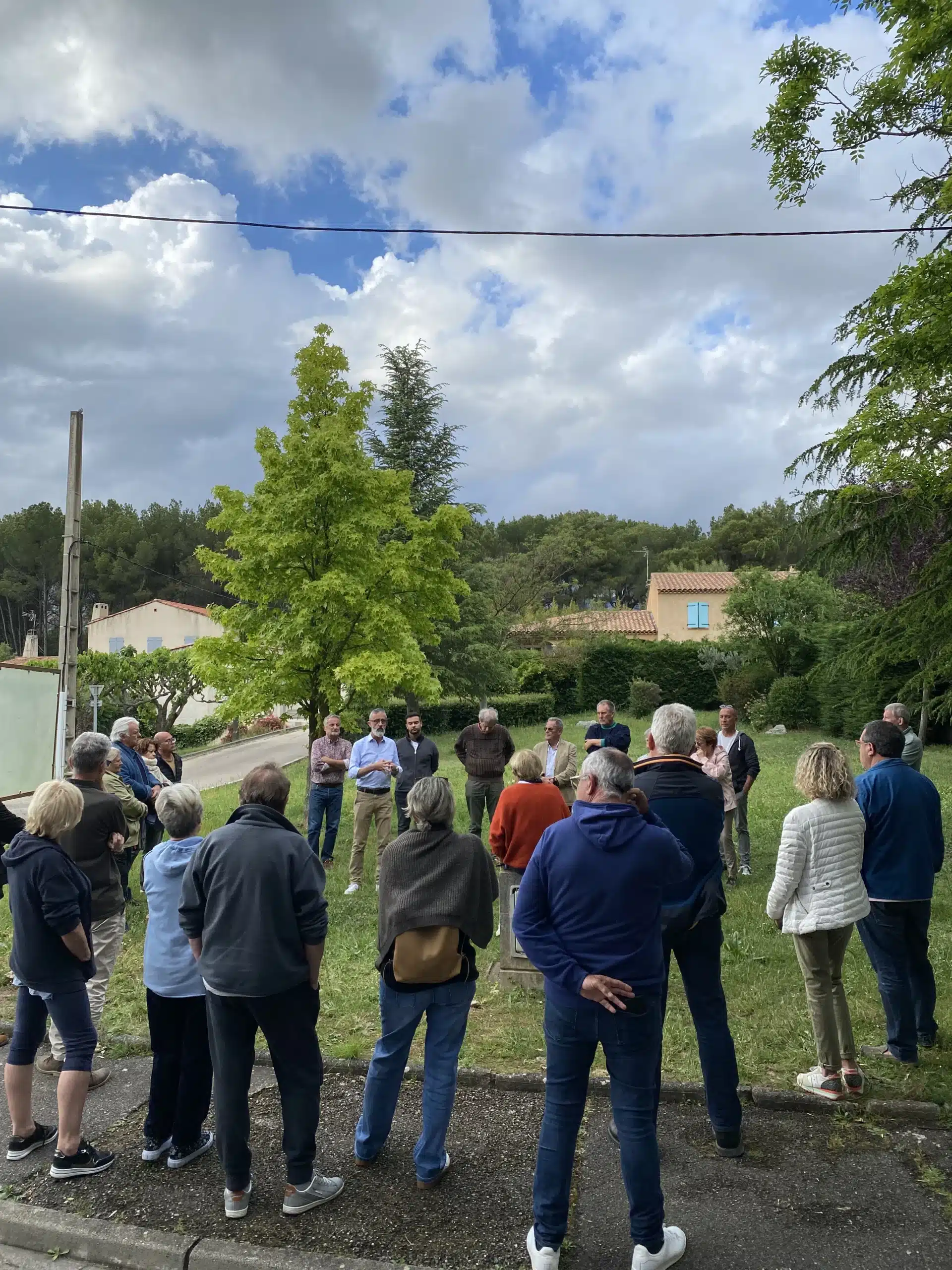 Beaucoup de personnes à la réunion de quartier Lotissement Sainte-Victoire