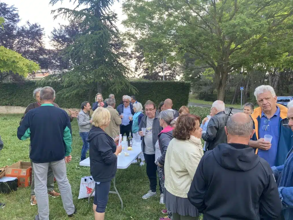 Beaucoup de personnes à la réunion de quartier Lotissement Sainte-Victoire