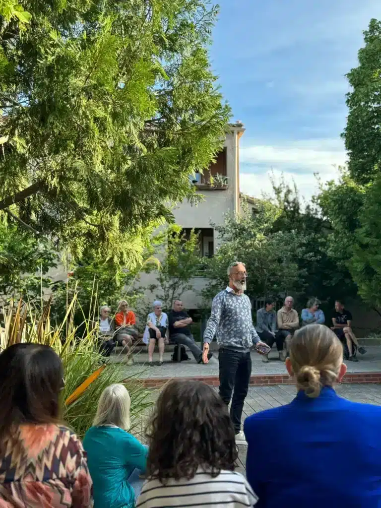 Beaucoup de monde devant la médiathèque de Rousset