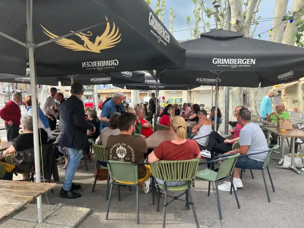 Beaucoup de monde au bar pour la réunion de quartier