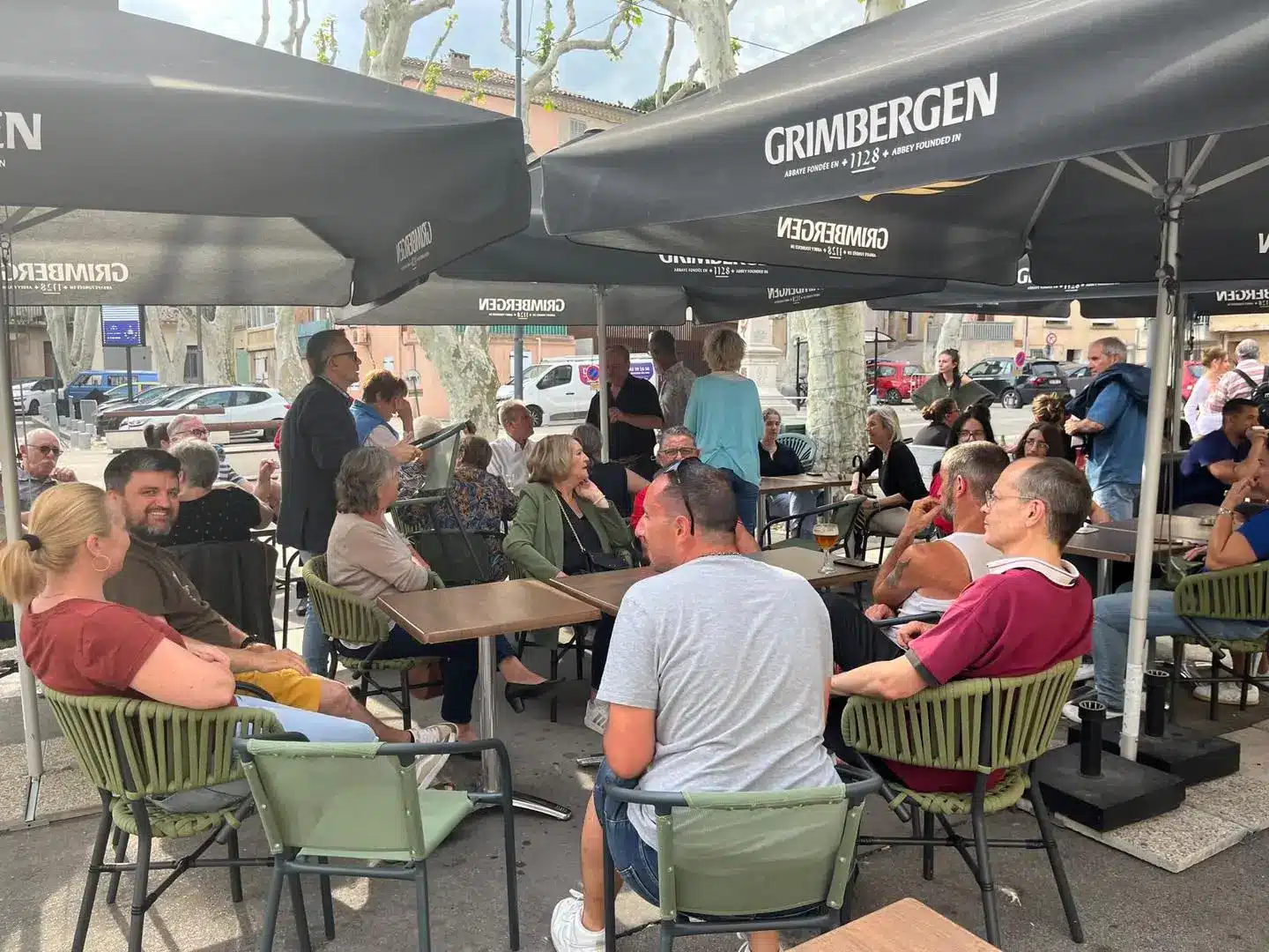 Beaucoup de monde au bar pour la réunion de quartier